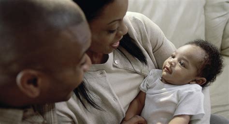 /socialwork/New_research/maternal-health-equity-research-and-training-center/healthy-start-archived/blackfamily.jpg